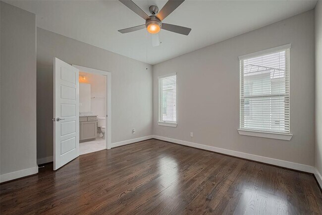 Building Photo - 5837 E Post Oak Ln