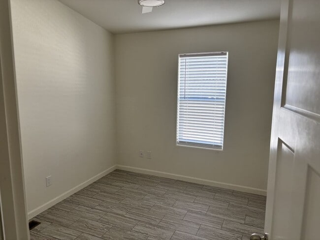 Building Photo - 3405 S Tomahawk Rd