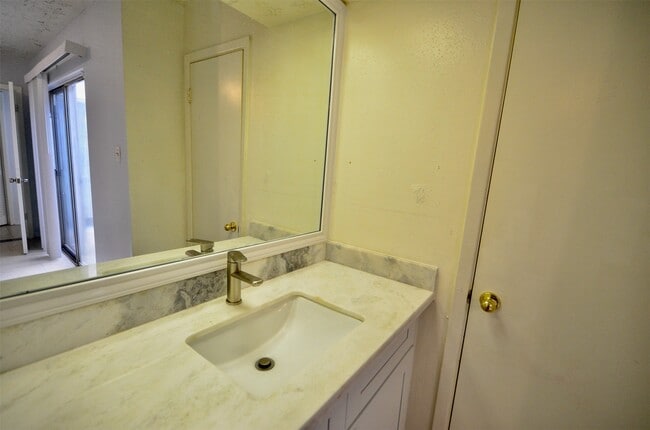 Building Photo - 6407 S Briar Bayou Dr