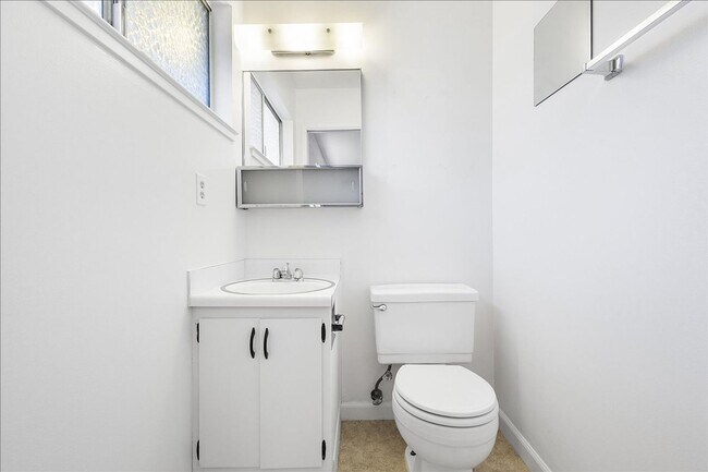 Building Photo - 2118 Alameda Ave