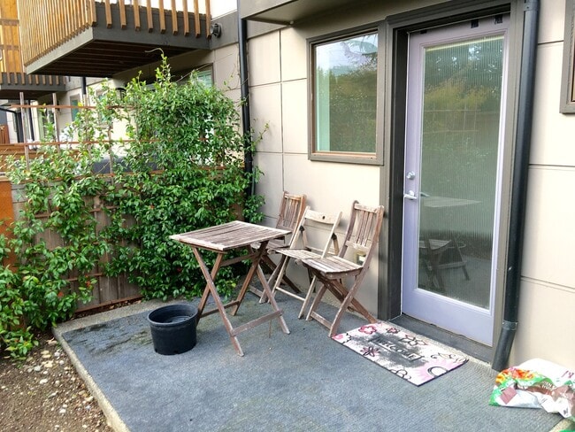 Building Photo - 3-Bedroom Townhome Near Roosevelt Lightrai...
