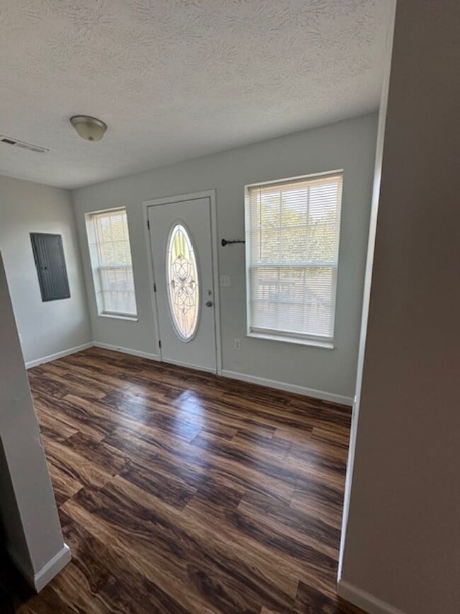 Building Photo - Charming Home in a Great Neighborhood