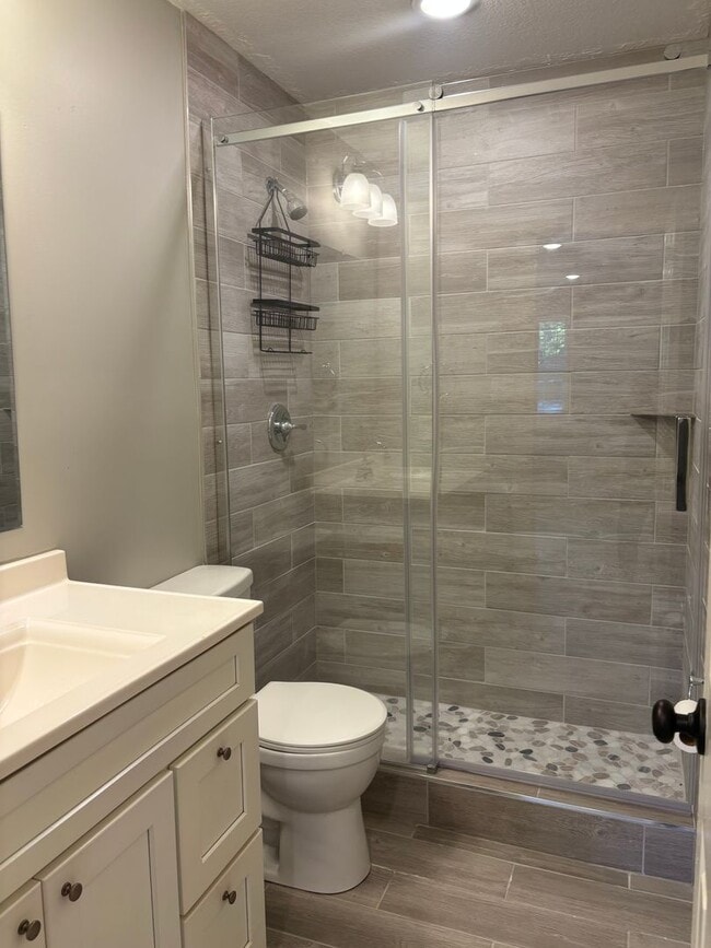 Building Photo - 810 E Oak Ave