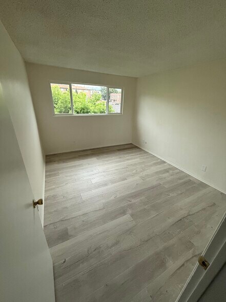 Building Photo - 927 W 19th St