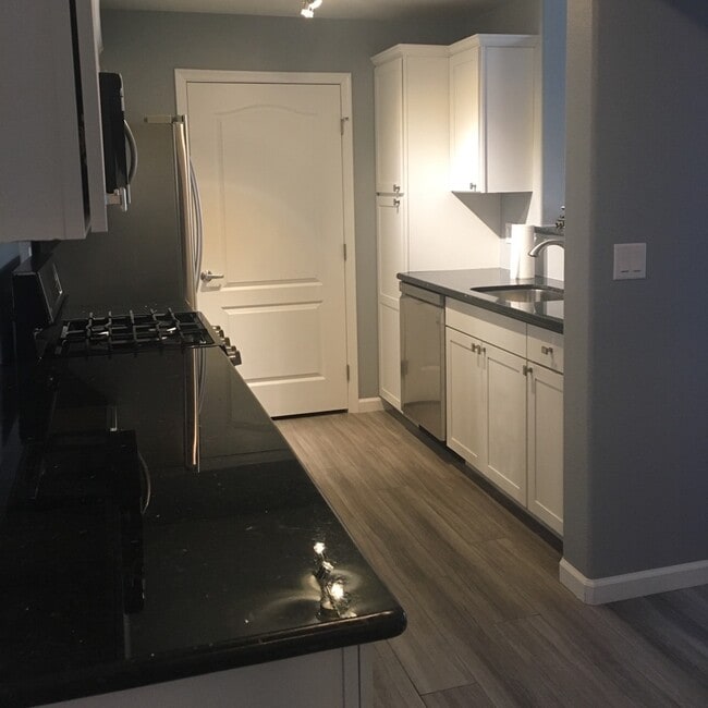 Building Photo - Stylish Upgraded One-Bedroom Condo in a Gated Community!