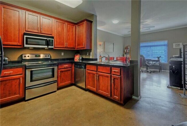 Building Photo - Great 1 bedroom on the corner of the 3rd f...
