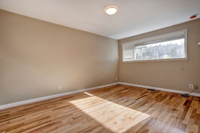 Building Photo - 5bd/2.75ba Shoreline House