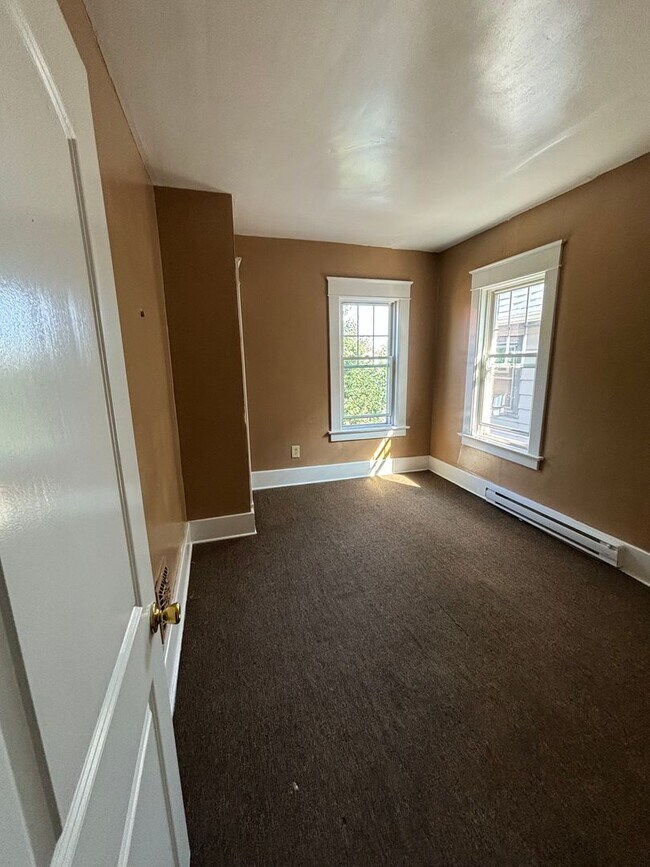 Building Photo - 1108 E Lake Rd