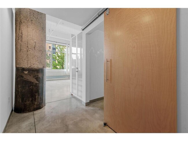 Building Photo - 700 N Washington Ave