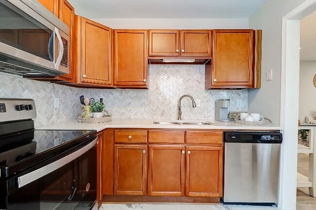 Building Photo - 2BD/2BA Town Home Mount Pleasant Fully Furnished - Available May 1st, 2026 LEASE TERM NEGOTIABLE