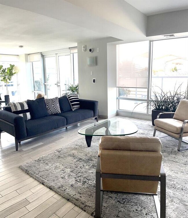 Building Photo - 300 Bowie St