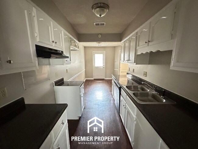 Building Photo - Beautiful 3BR/2BA Near Southwind | Soaring Vaulted Ceilings, Fireplace & Quiet Cove