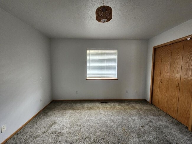 Building Photo - 2-bedroom 2-bath duplex