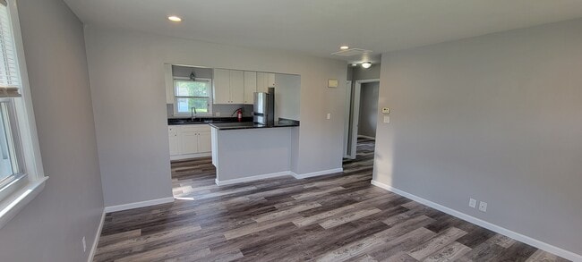 Building Photo - 306 E Clayton Ave