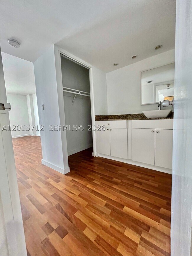 Building Photo - 100 Bayview Dr