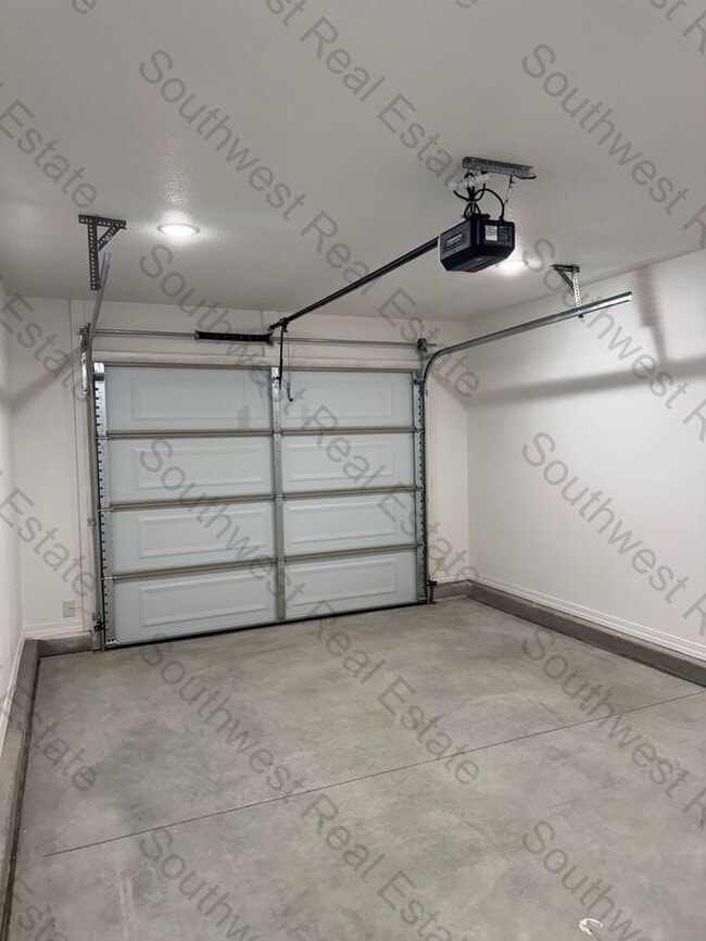 Building Photo - New Spacious 2 bedroom 2 bath Duplex.