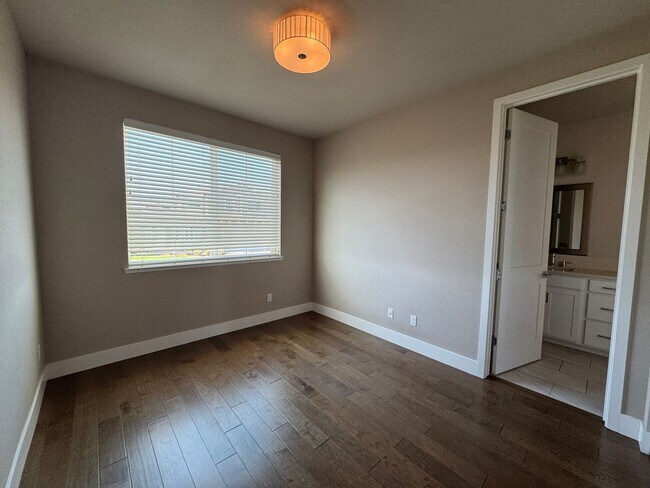 Building Photo - Fountaingrove 4 bedroom beauty