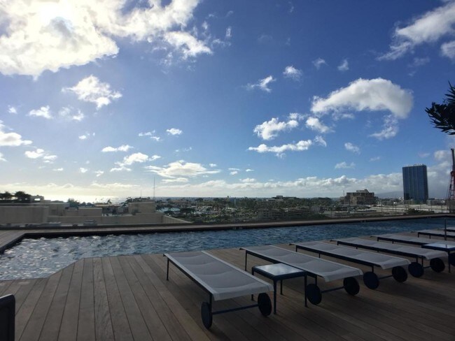 Building Photo - 1001 Queen St