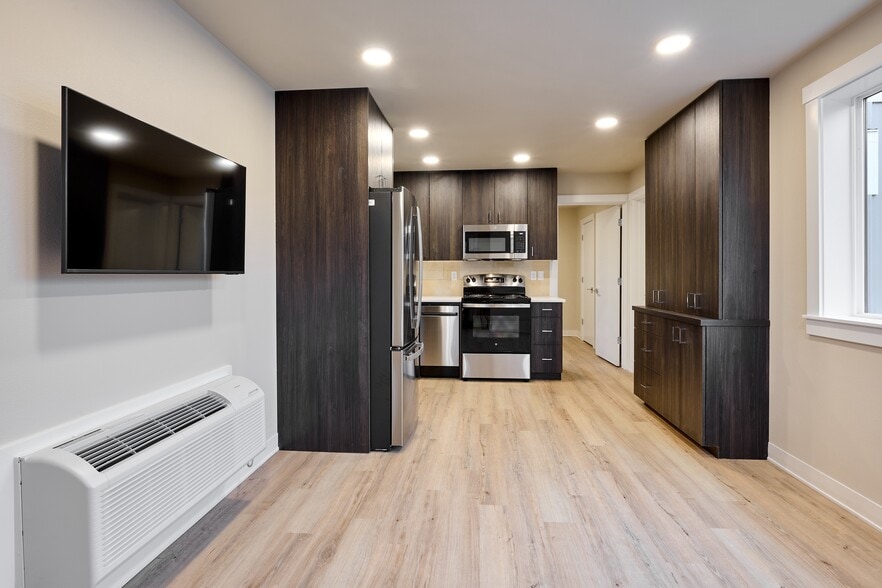 Building Photo - 1940 NW Grant Ave