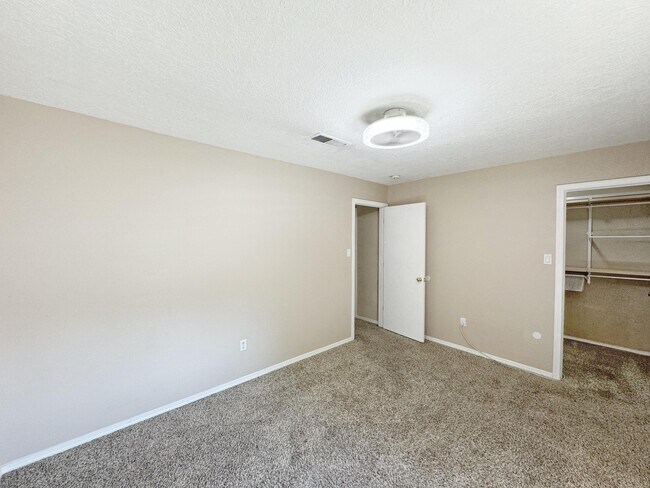 Building Photo - 9307 Vista Clara Loop NW