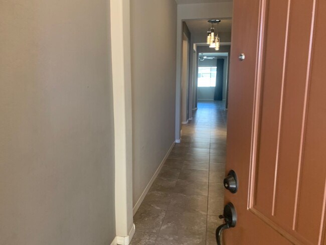 Building Photo - Spacious 3 Bed / 2 Bath Home with Stunning...