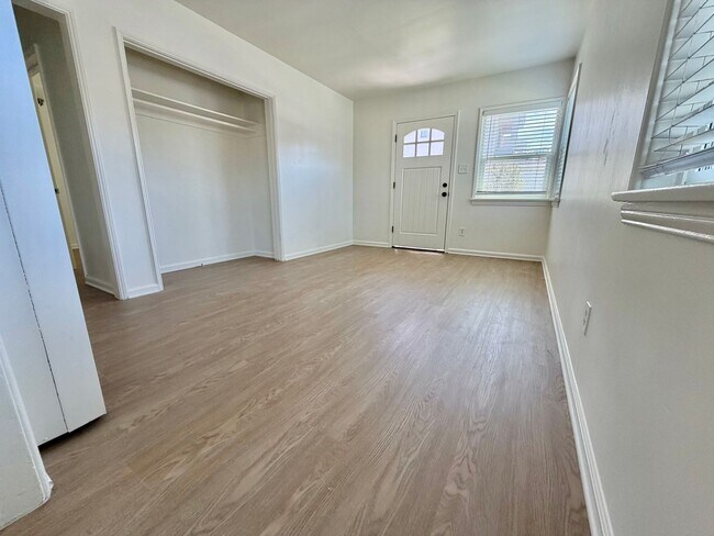 Building Photo - Large Private Yard, New Flooring & Free Laundry in Renovated 1BD
