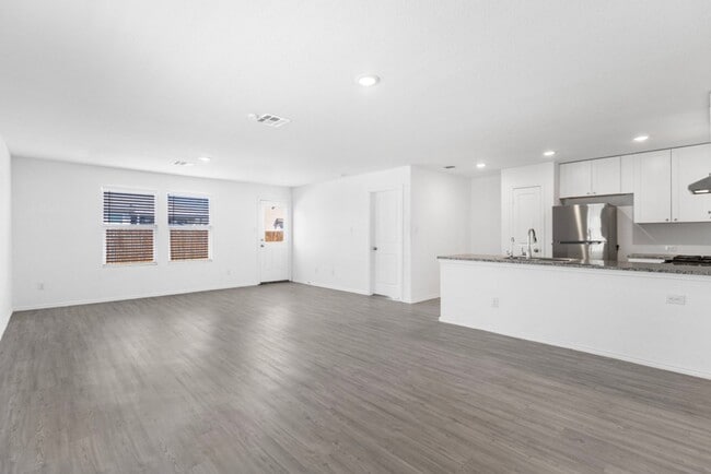 Building Photo - Charming Home Awaits: Spacious & in a Prime Location