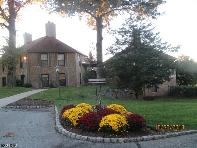 Building Photo - 181 Long Hill Rd