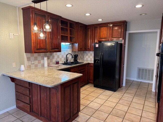 Building Photo - Immaculate home in Gentry close to schools