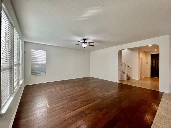 Building Photo - Spacious 4 Bedroom Home with Multiple Livi...