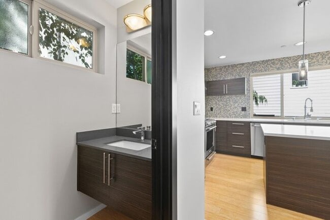 Building Photo - Air Conditioned Judkins Parkside Townhome ...
