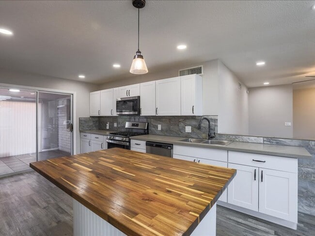 Building Photo - Spacious 4 Bedroom 2 Bathroom home with Private Pool & Arizona Room!