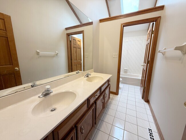 Building Photo - 2436 Putnam Dr