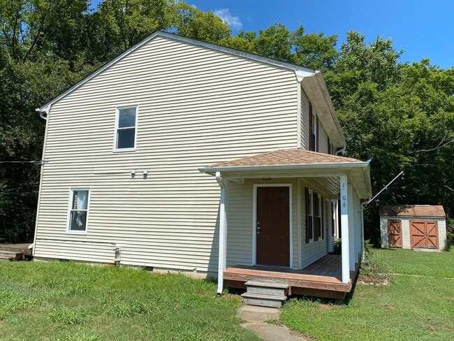 Building Photo - Charming 2-Bedroom Duplex in the Heart of ...