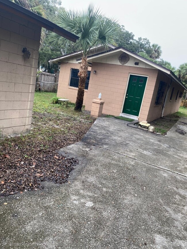 Building Photo - 1013 S Persimmon Ave