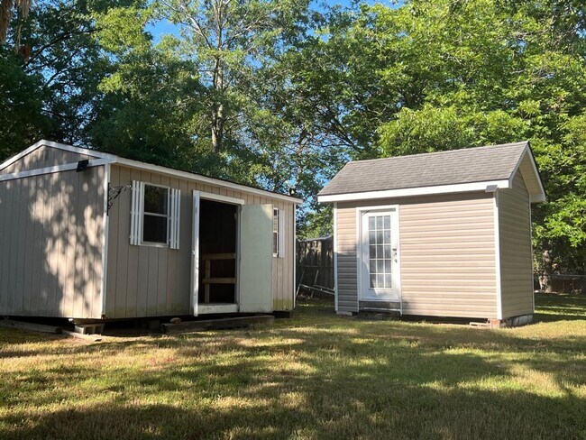 Building Photo - Three bedroom, 1 bath house in Burlington