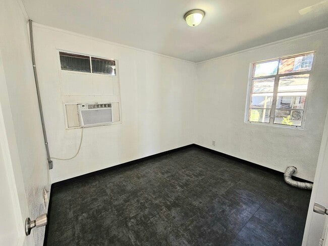 Building Photo - 287 Oak Ln