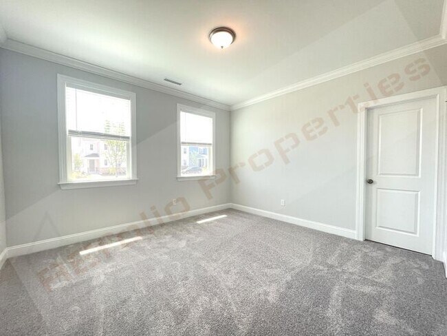 Building Photo - Gorgeous 4 Bedroom 3 Bath Home with Fiber ...