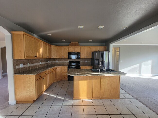 Building Photo - 3BR/2.5BA Home Near River – Stamped Patio,...