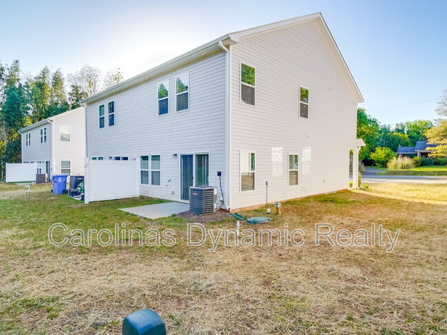 Building Photo - 914 S Battleground Ave
