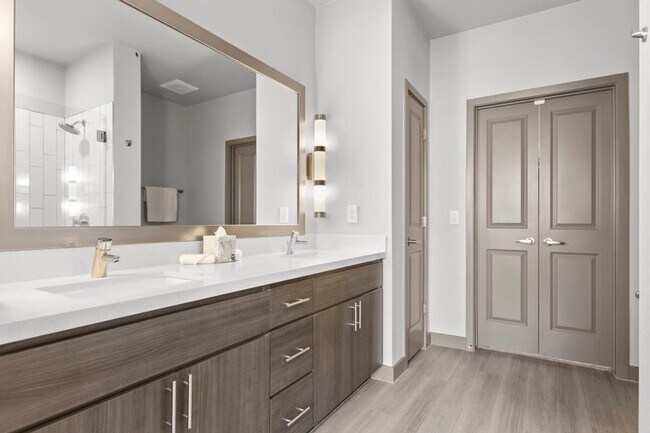 Building Photo - 390 N 2nd Ave