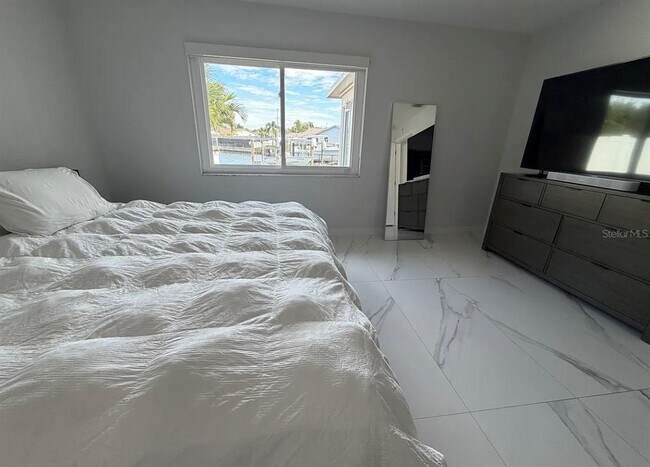 Building Photo - 1359 40th Ave NE