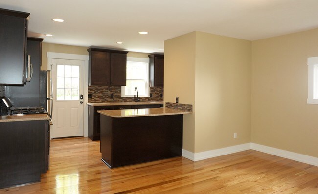 Building Photo - 1424 Sigsbee St SE