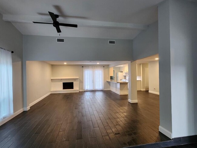 Building Photo - 2123 Quail Valley E Dr