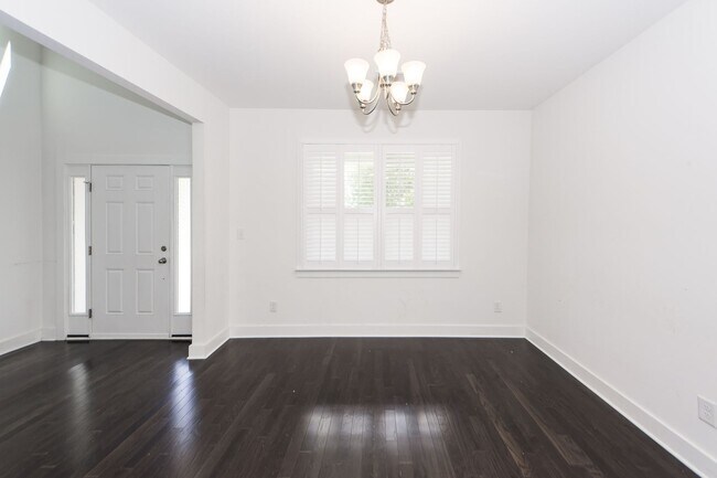 Building Photo - 4 Bedroom 3.5 Bath House in Lawton Park - ...