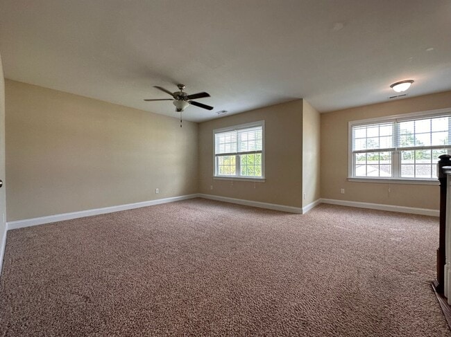 Building Photo - Perfect on Pineflat!