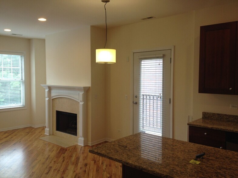 Building Photo - 1528 W Greenleaf Ave