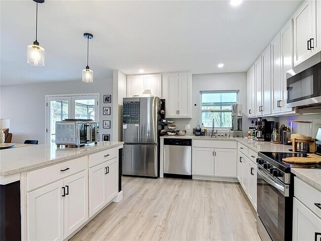 Building Photo - 8676 Hillside Dr