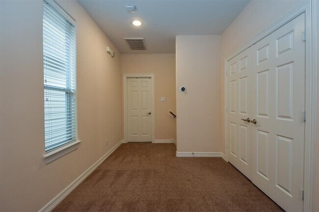 Building Photo - 815 Garden Rose Ln