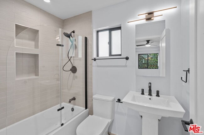 Building Photo - 1518 1/4 Stearns Dr